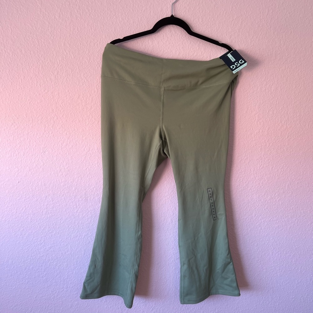 NWT DSG Capri yoga leggings